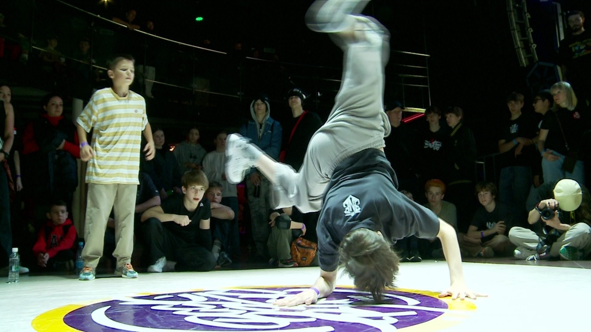 Брейкинг - это динамичный акробатический танец