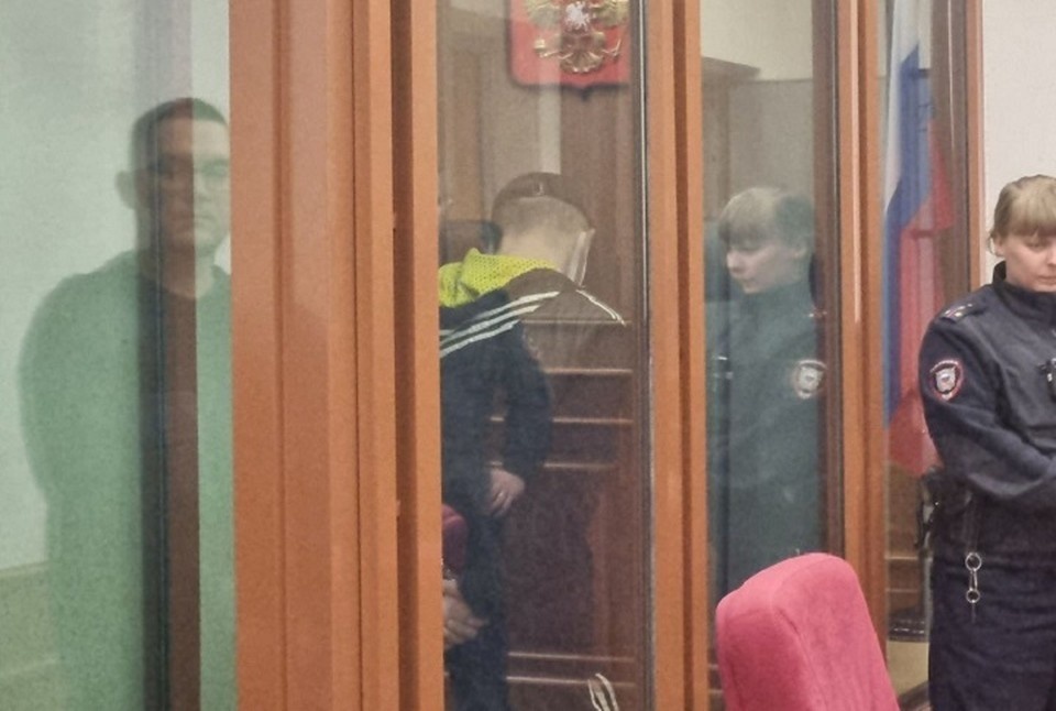    Владимир Александров старательно прятал лицо от камер Виктория ЖУРАВЛЕВА