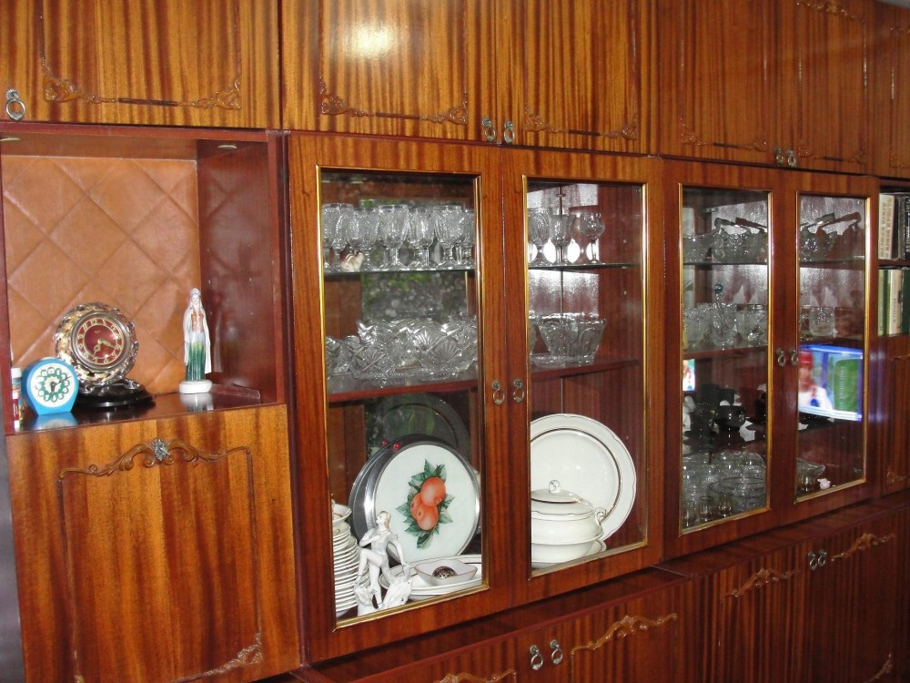 Мы такой гарнитур кому-то отдали при переезде. А блюдо с яблоками - это подставка для торта - переехало с нами