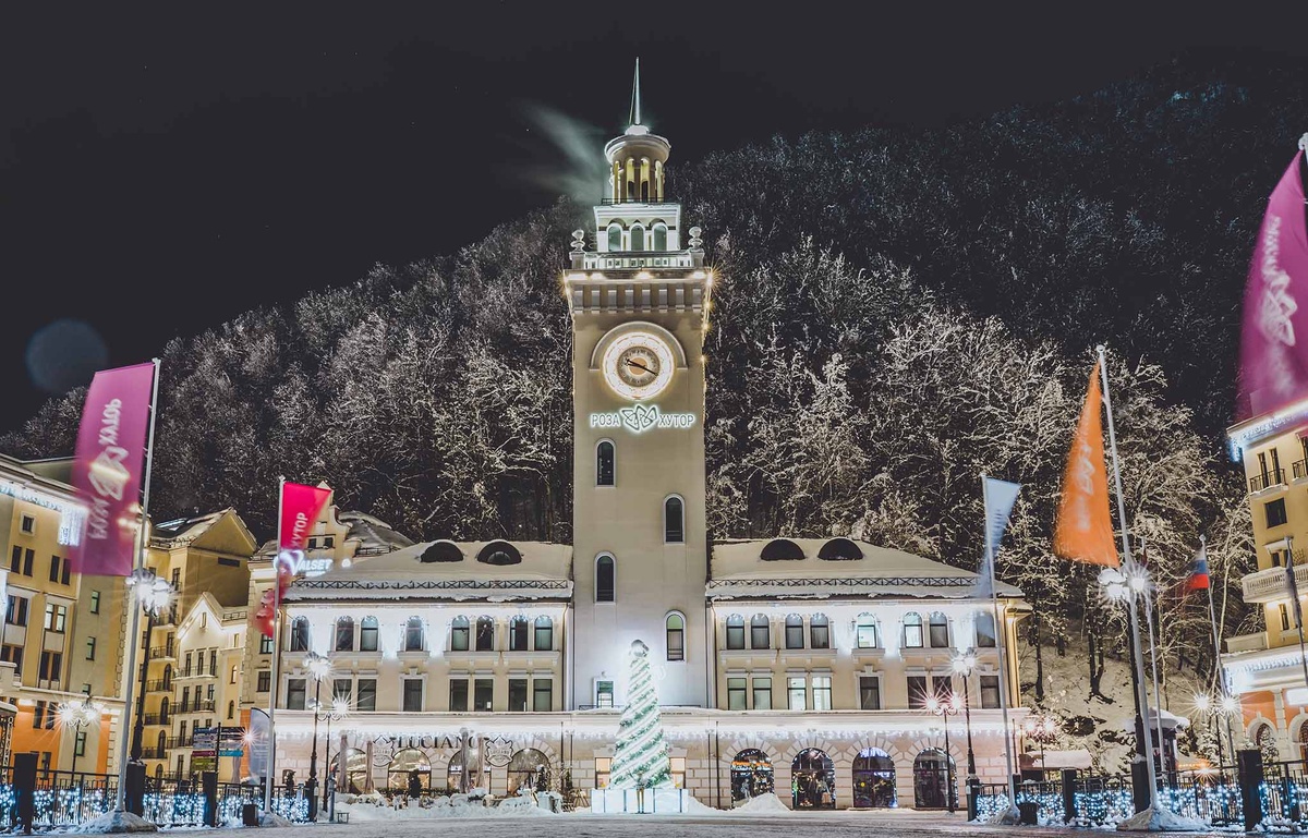 Главная площадь курорта «Роза Хутор» — это место, где находится Ратуша, и где в зимний период часто устанавливают ёлку, создавая сказочную атмосферу. Зимой, когда выпадает снег, площадь у ратуши становится по-настоящему заснеженной, что делает это место популярной локацией для фотографий и прогулок.