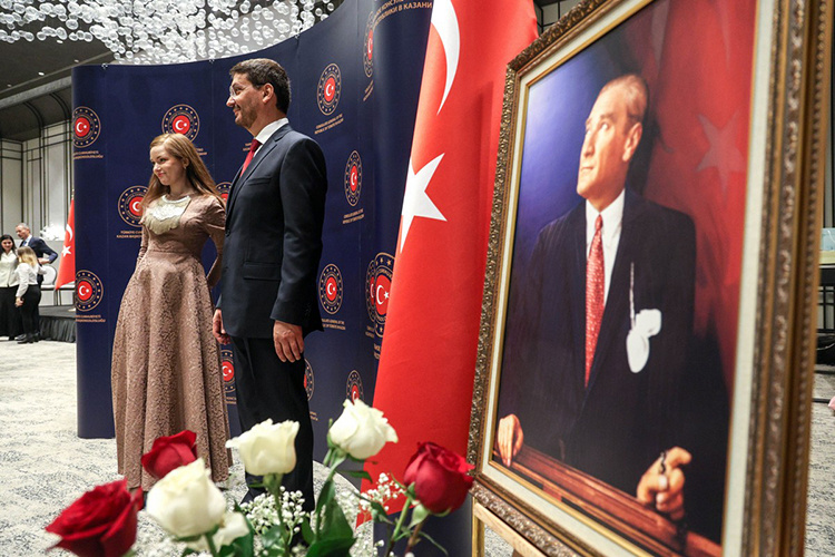    Торжественный прием генконсула Турции в Казани Угура Йылмаза в честь Дня Республики Турция, отмечаемого 29 октября, прошел накануне в отеле Tasigo Kazan Palace