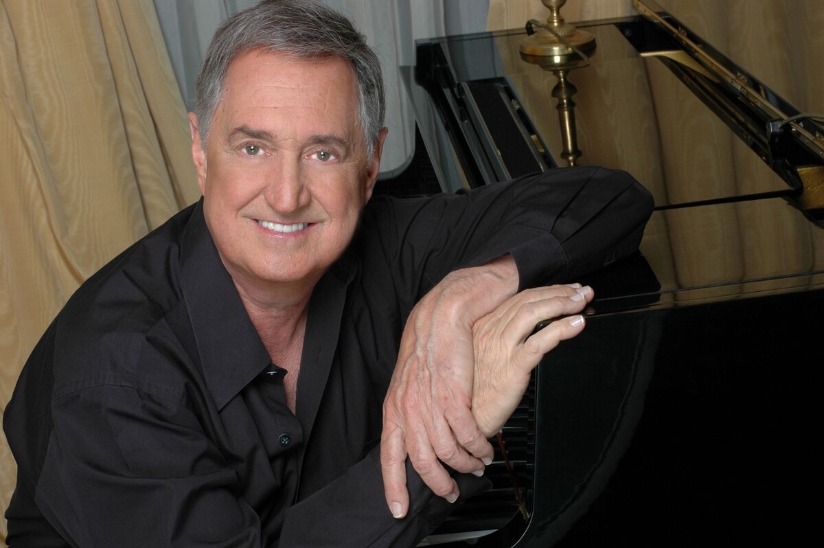 Нил Седака (англ. Neil Sedaka) — американский пианист, вокалист и автор песен.