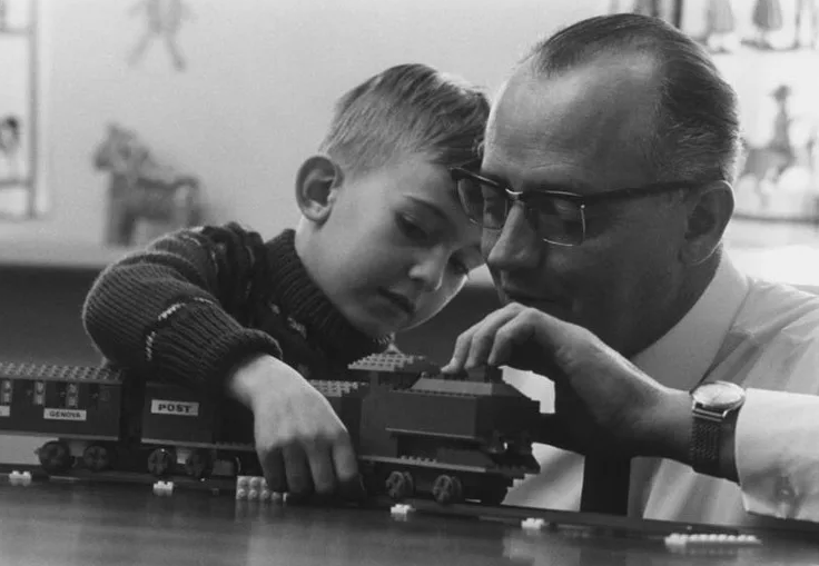 Как в сказке Андерсена: история Оле Кирка Кристиансена и компании LEGO