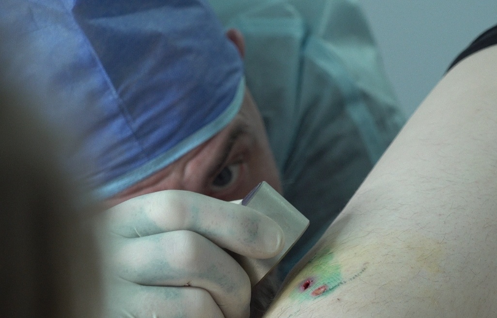 Хирург, позывной Кохер. "Тащит осколок"