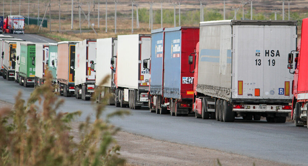 Через границу за руку. Российская таможня в ручном режиме борется с коллапсом на казахстанско-российской границе