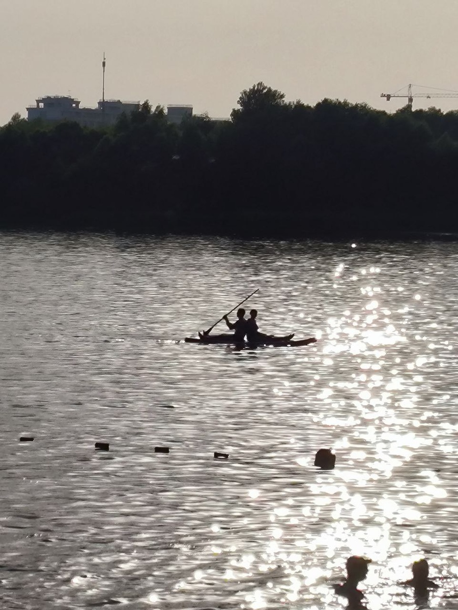 На сапе только двое. И солнце. И Волга. Фото автора.