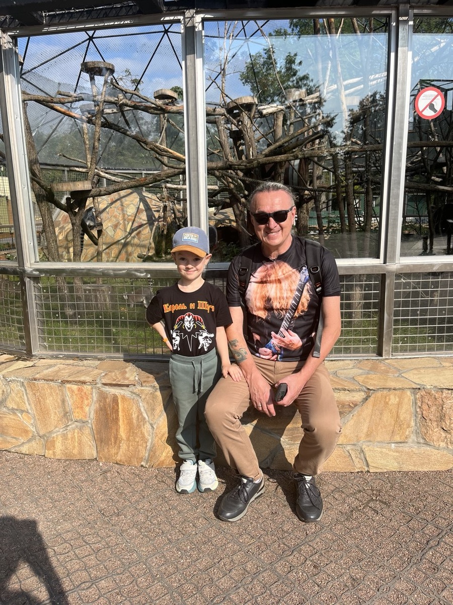 Я с внуком в Ленинградском зоопарке. 5 сентября 2025 года.