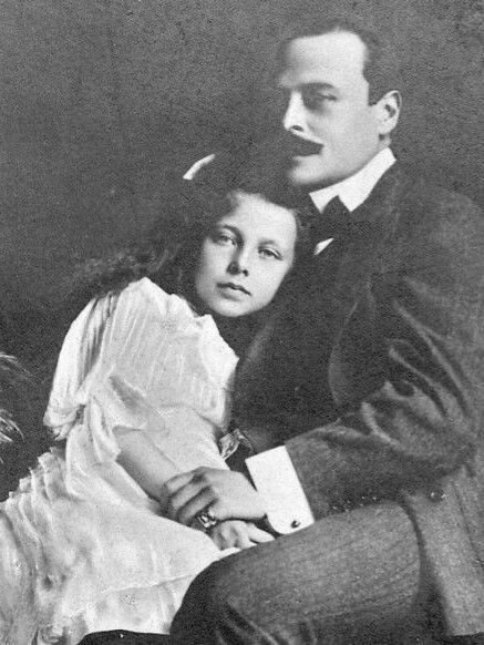 Малышка принцесса  с отцом. Парадное фото  Х. Тилле.