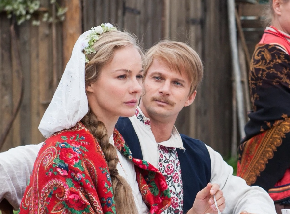 Елена Аросьева и Роман Курцын в сериале «Два берега»