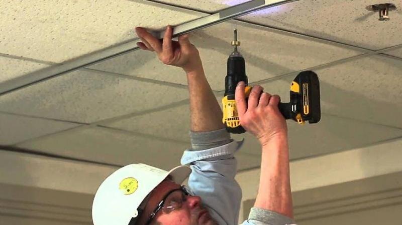 Устанавка секции шинопровода на потолочных консолях