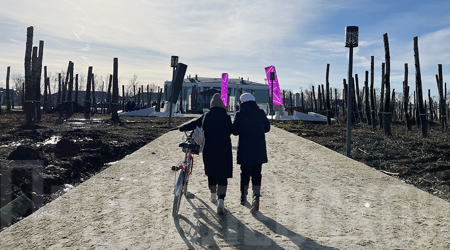 Уже сейчас по парку можно гулять, покрытие многих пешеходный дорожек уже выполнено. На центральной аллее даже установлены скамейки