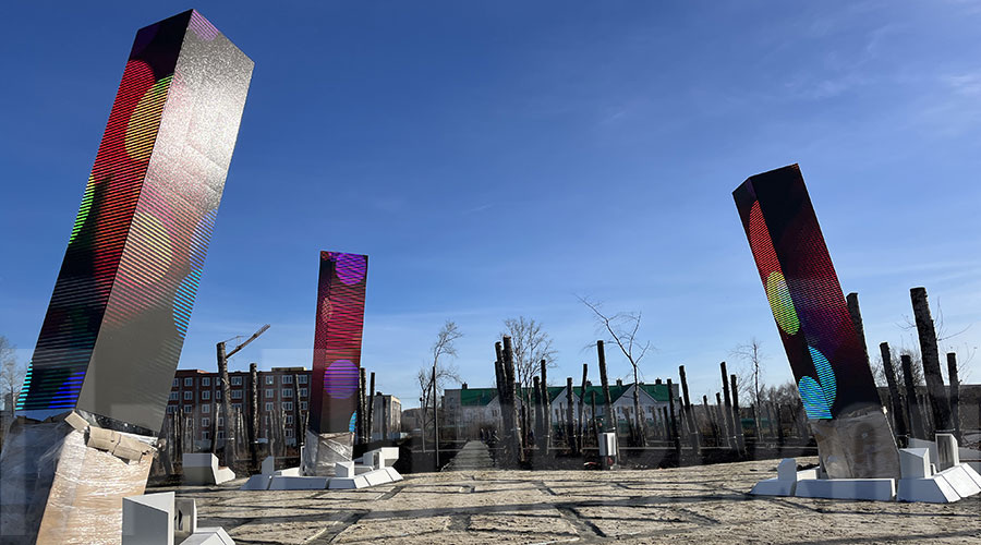 Световой арт-объект «Кристалл» выполнен из неправильных призм из цифровых экранов, анимационная программа которых отсылает к самоцветам и криолиту – исторической составляющей южной части Полевского