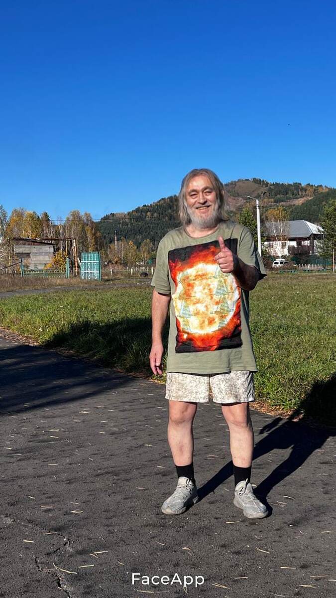 Мой фотошоп, сделал и прислал бывший коллега по полётам в Арктике на Ми-8, в славном городе Дудинка, буквально не прошла и неделя. А вообще я лысый, без усов, без бороды - колобок.