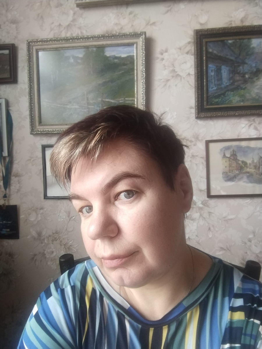 Автор обновила цвет и стрижку, но осталась в том же образе, возрасте, весе и тех же стенах)).