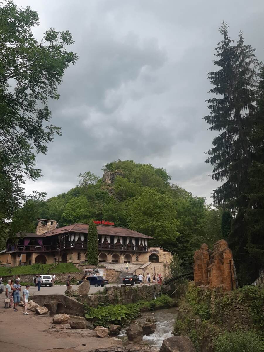 Поселок Аликоновка, рядом с замком Коварства и любви