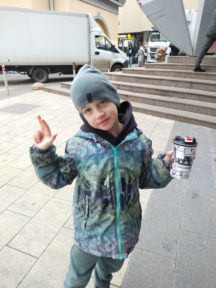 Второй заяц. Тоже страдает. Вроде, выздоровел, но всё равно никуда нельзя