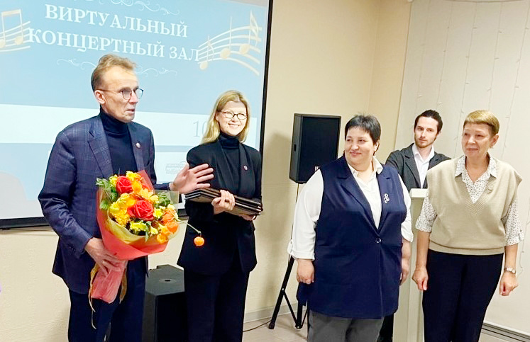 Представитель Пермской краевой филармонии Валерий Кокоулин и актриса Юлия Колмогорова поздравляют с юбилеем сотрудниц Центральной библиотеки Антонину Сатдарову и Нину Цай