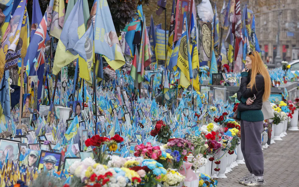 Женщина посещает мемориал павшим украинским солдатам и международным волонтёрам в Киеве © СЕРГЕЙ ДОЛЖЕНКО/EPA/Shutterstock