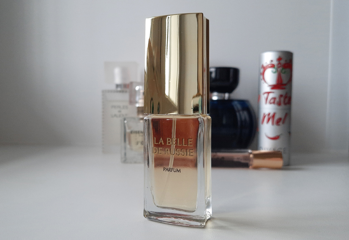 Пирамида (с официального сайта): верхние ноты: Мандарин, Персик; средние ноты: Роза, Жасмин; Базовые ноты: Пачули, Ваниль.