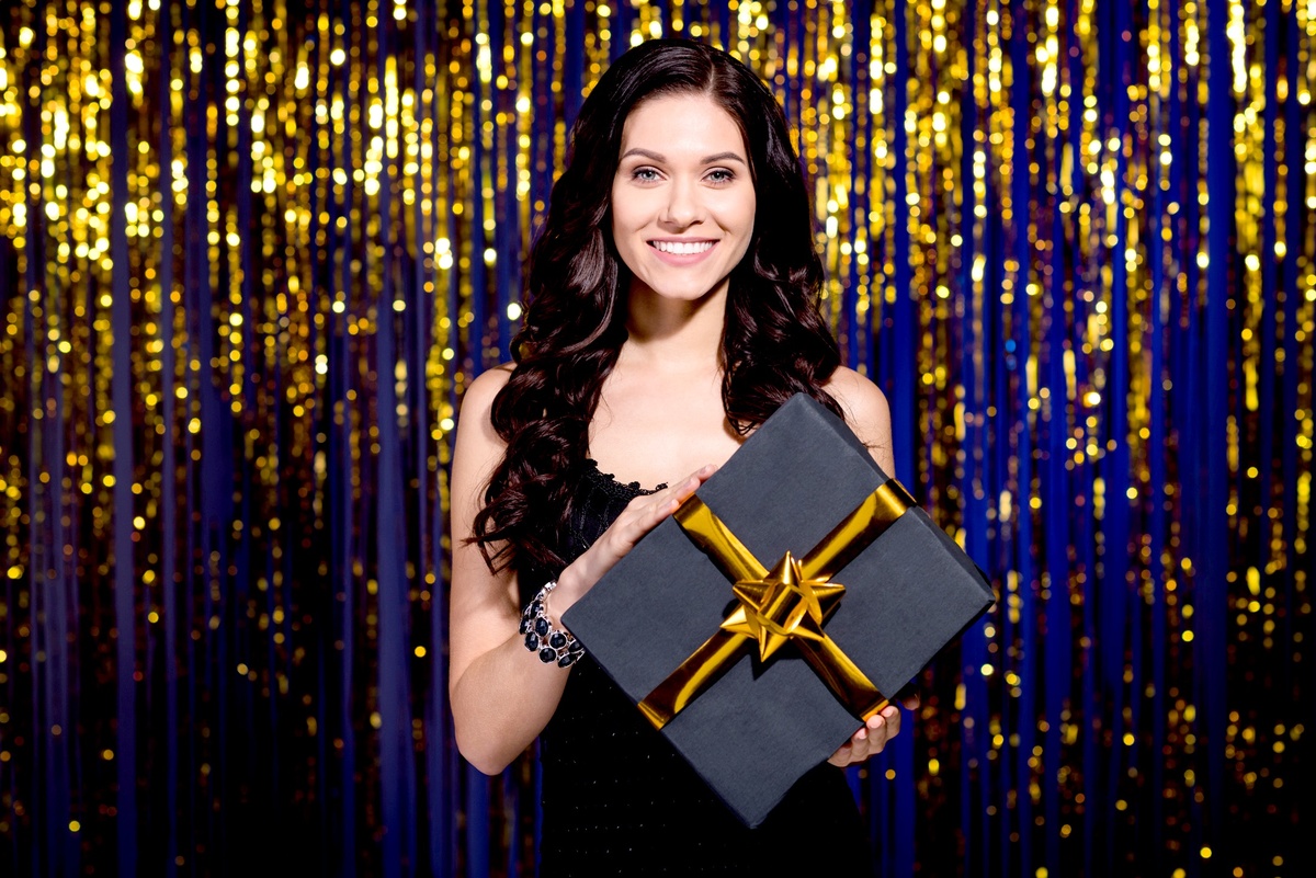    Если выбираете для встречи Нового года черный цвет, то добавьте сияние и движение - блестящие фактуры, пайетки, бархат, атлас, металлизированные нити или аксессуары в золотом и алом цветах. / Фото: iStock