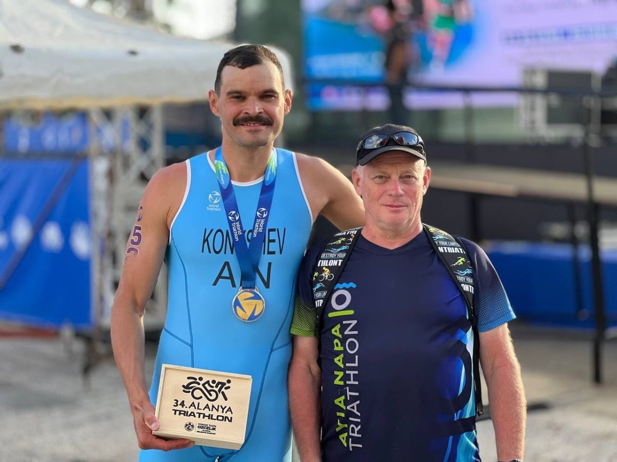    Ранее Александр Конышев (слева) завоевал золотую медаль на этапе Кубка мира по паратриатлону в Абу-Даби