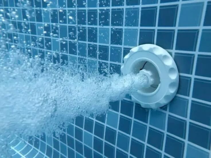 Пластиковые закладные в чаше бассейна