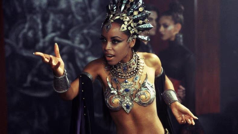 Алия в фильме «Королева проклятых»