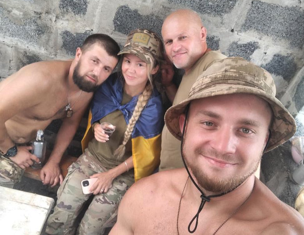    Эйра с сослуживцами