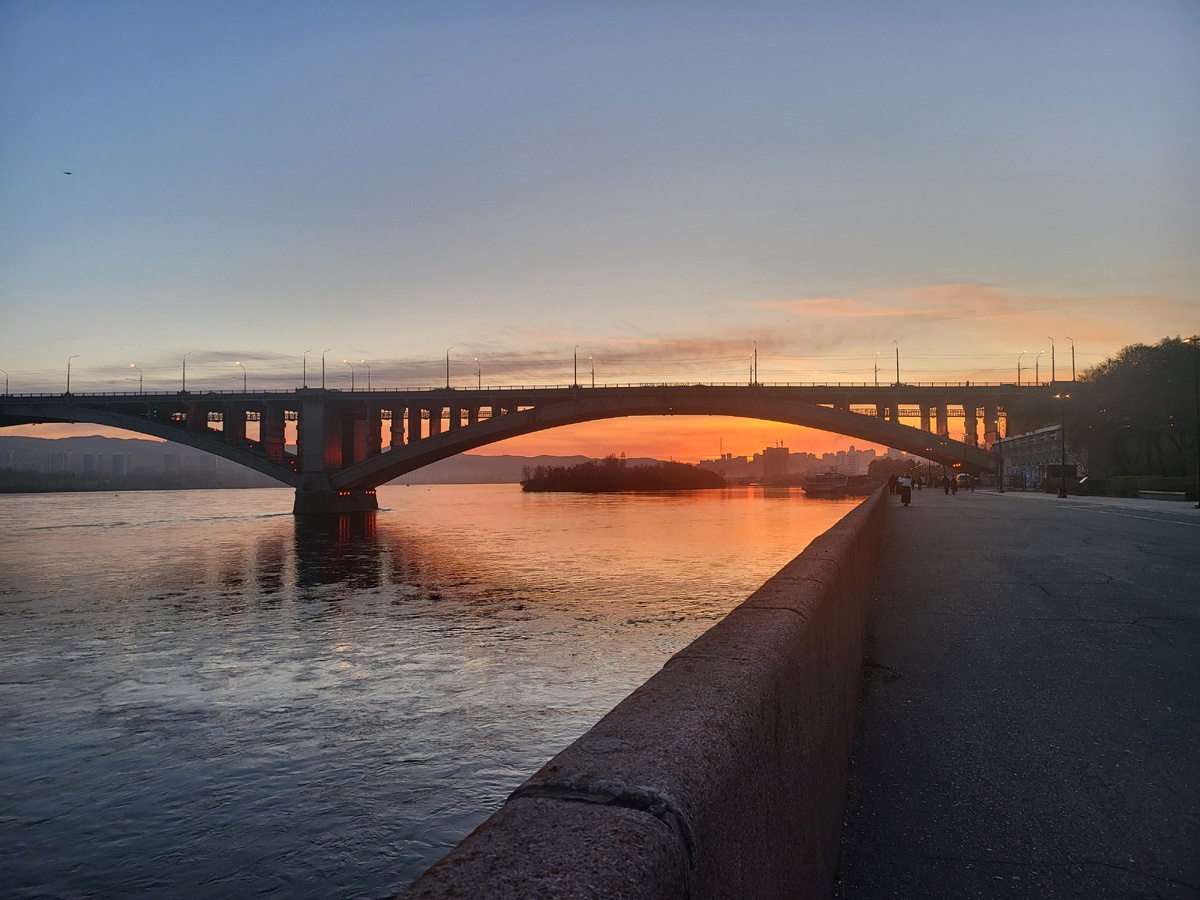 Закат на набережной Енисея. Фото автора. 