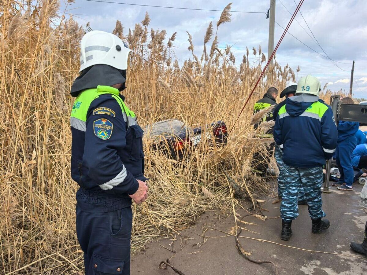    Место происшествия, где подросток за рулем "Жигулей" не справился с управлением и съехал в водоем в Волгограде© Фото : Волгоград Красноармейский/Telegram