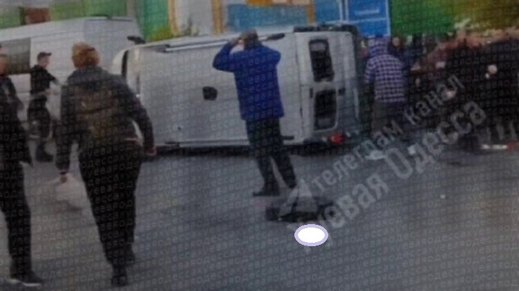    В Одессе огромная толпа гражданских вступила в схватку с ТЦК, перевернув микроавтобус