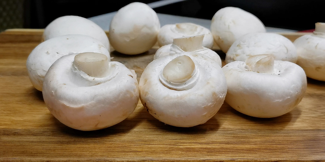 Без этой горячей закуски из грибов ни один праздничный стол не представляю. Готовить пара пустяков, а рецепт всегда нахваливают