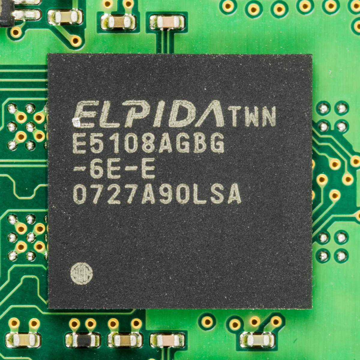 SDRAM память производства Elpida Memory. Изображение: © Raimond Spekking, CC BY-SA 4.0, commons.wikimedia.com