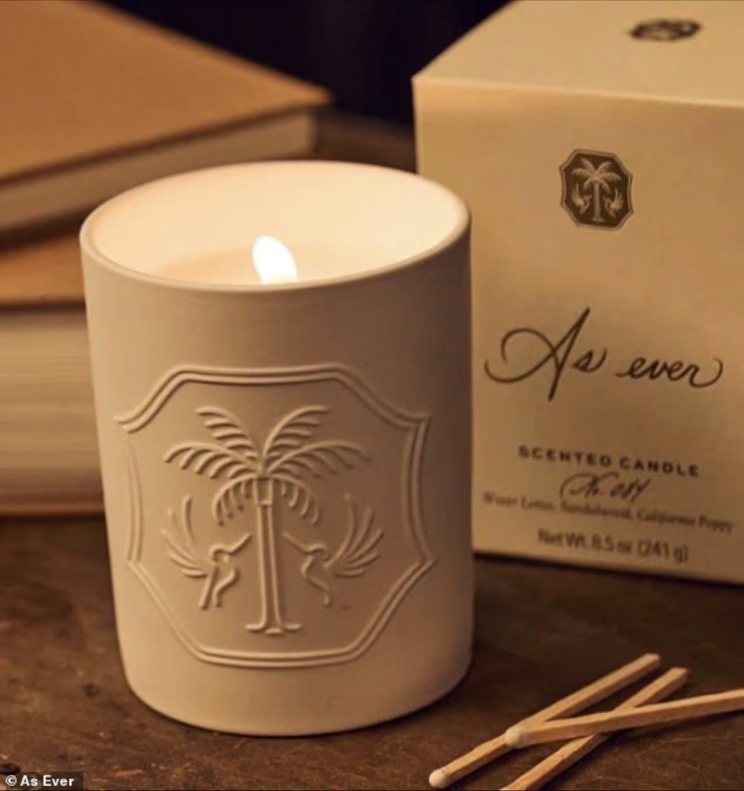 Свеча Signature Candle No. 519 (на фото) стоит 64 доллара и имеет аромат марокканской мяты, кардамона и чайных листьев.