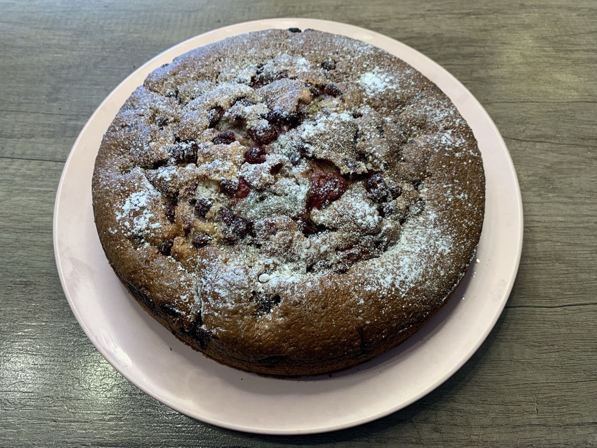 Готовый пирог с замороженными ягодами