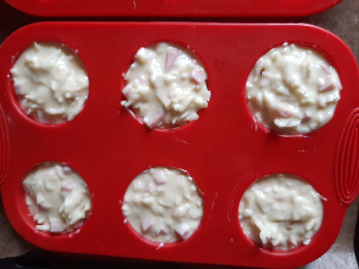 Раскладывала по 2 ст.л. до верха. Они хорошо поднимаются.