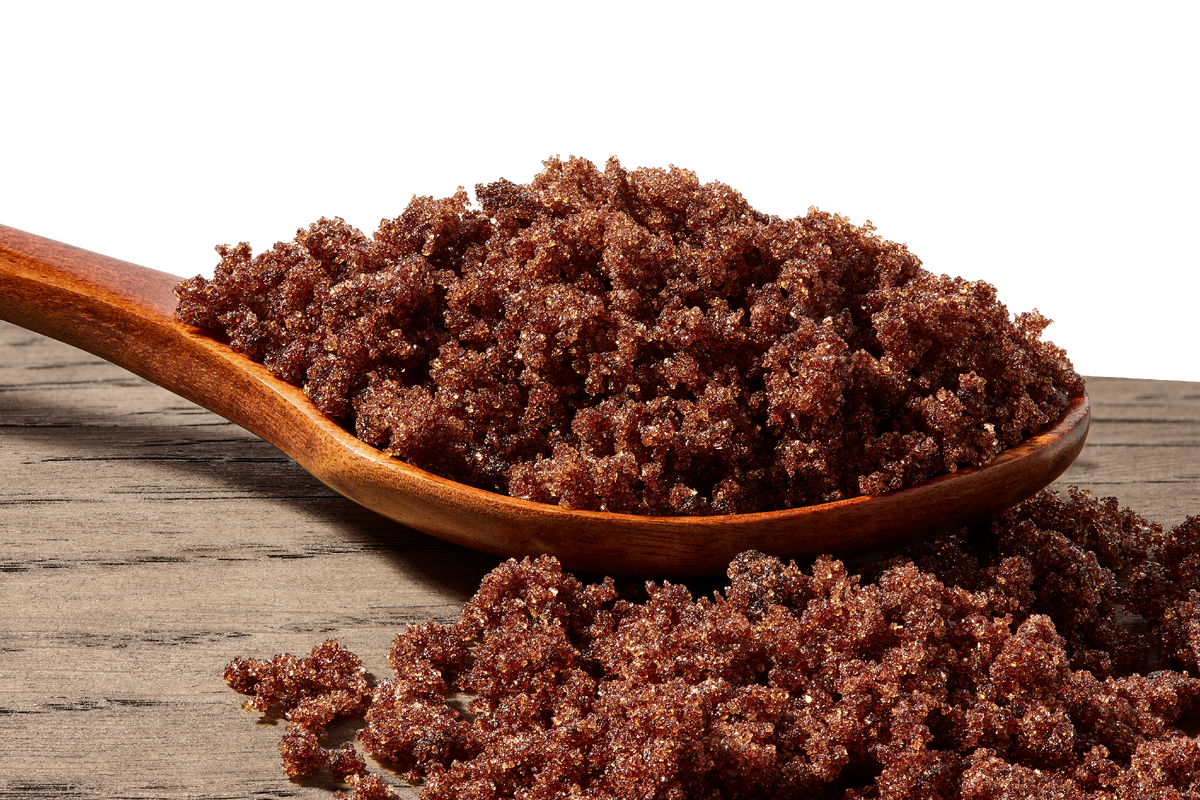 Полная противоположность рафинаду. Здесь нет места химической очистке. Только натуральная патока, витамины и минералы, которые делают каждый кристалл по-настоящему «живым»