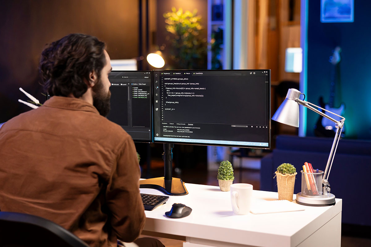 DC Studio / Shutterstock / FOTODOM📷Троян способен долгое время оставаться незамеченным, а некоторые симптомы его присутствия пользователь может принимать за «глюки» системы