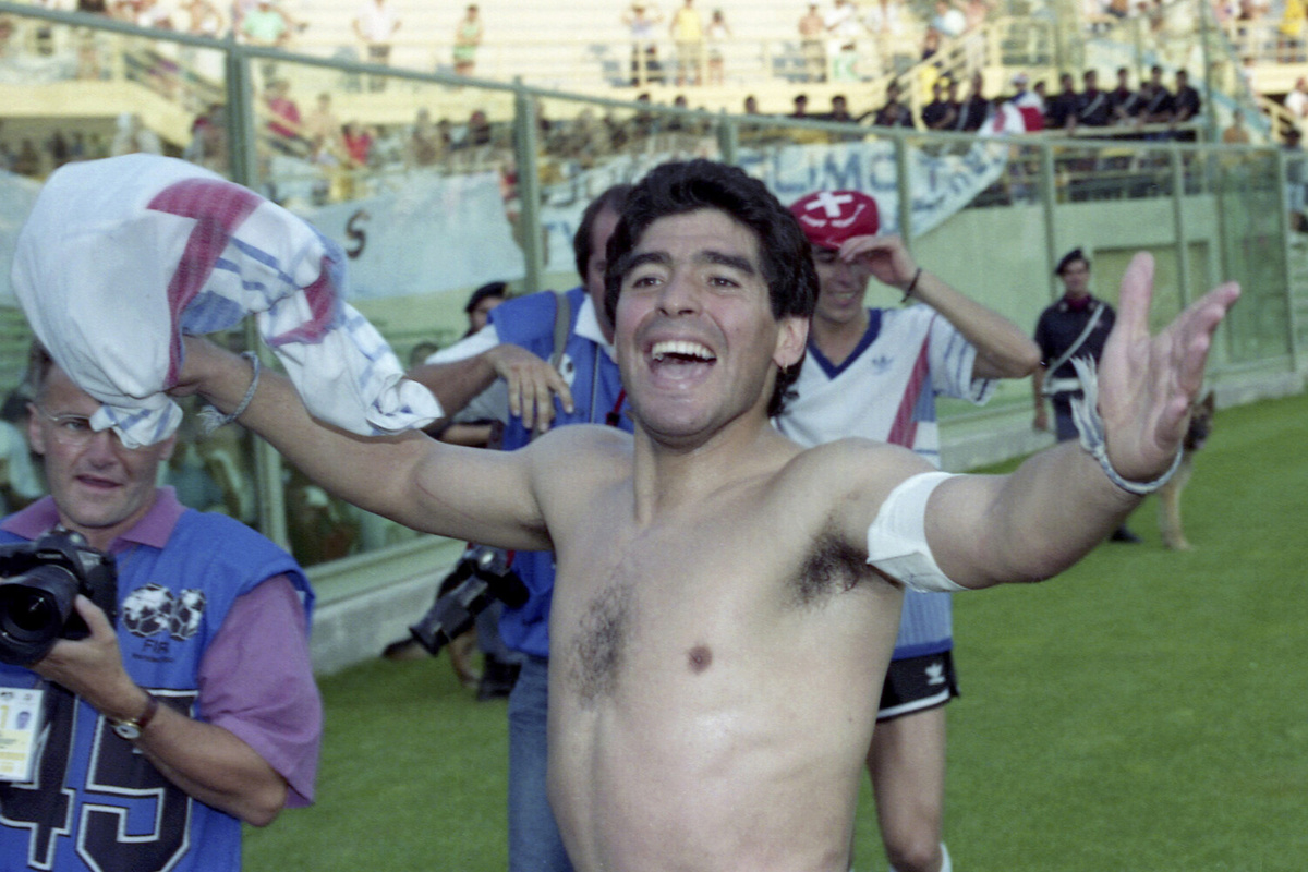 Капитан сборной Аргентины по футболу Диего Марадона празднует победу своей команды над Югославией в четвертьфинале чемпионата мира по футболу во Флоренции, Италия, 30 июня 1990 года   