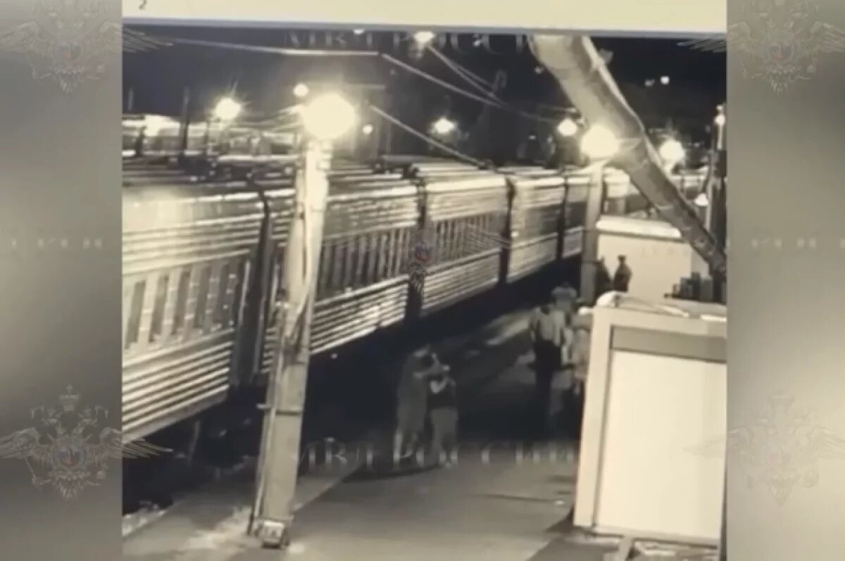    Запер в купе.