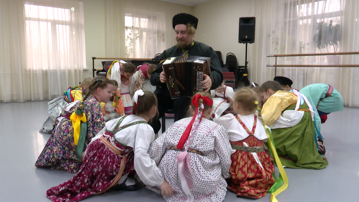 Своих воспитанников Николай тоже обучает народным играм