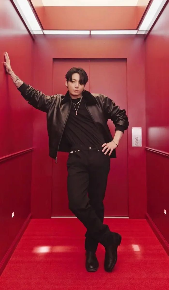 А кто это у нас ещё не на тренировке? - бегу, теряя тапки... Ух, и строг наш тренер! 