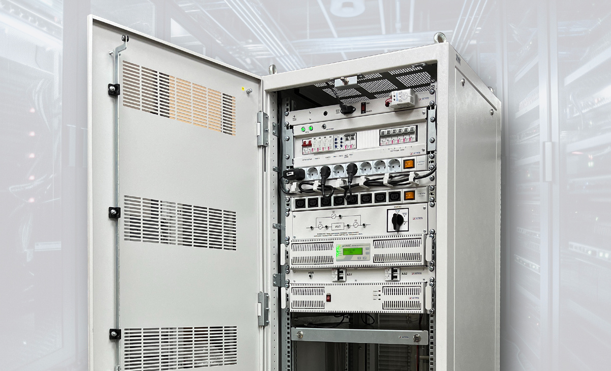 Телекоммуникационный шкаф бренда «Штиль» со стоечным ИБП и аксессуарами