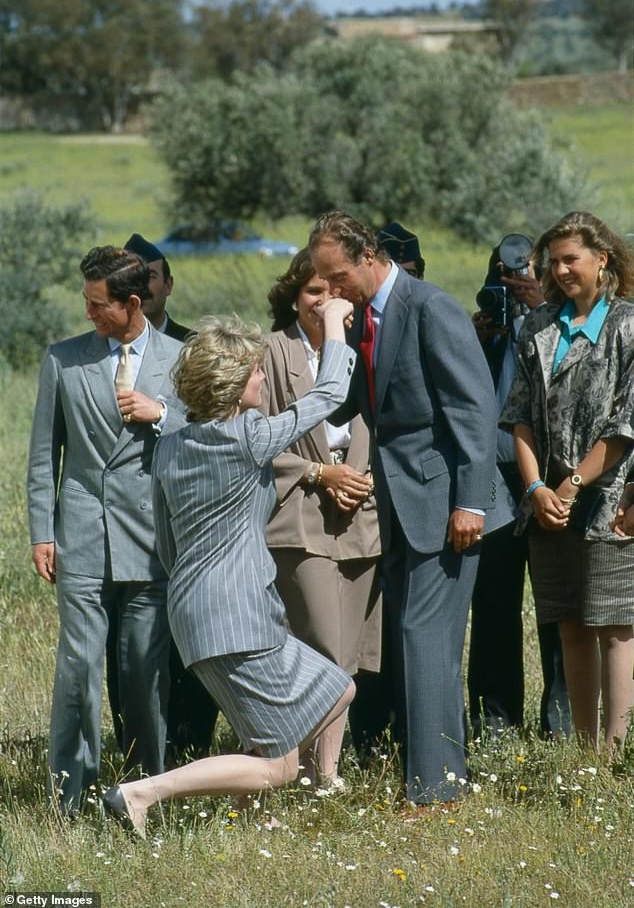 Принцесса Диана (на фото слева) делает реверанс королю Испании Хуану Карлосу, который целует ей руку, когда они с принцем Чарльзом (слева) покидают Толедо после официального визита в Испанию, 25 апреля 1987 года.