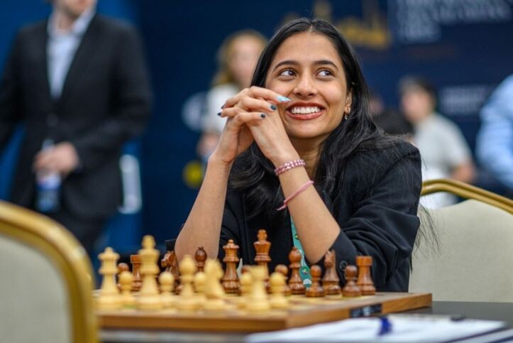 Обладательница Кубка мира среди женщин и единственная участница мужского Кубка мира 2025 года индийская шахматистка Дивья Дешмукх.