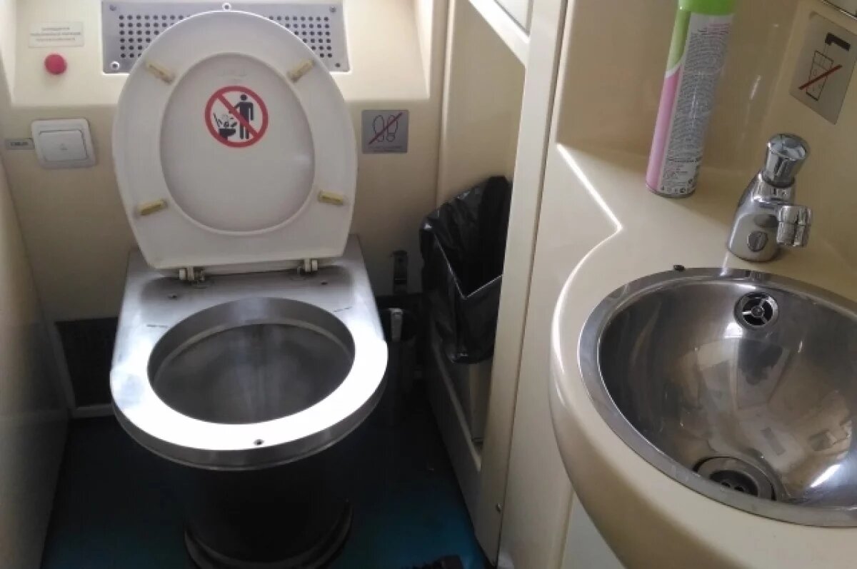    В центре Перми в общественном туалете возле театра поселился мужчина