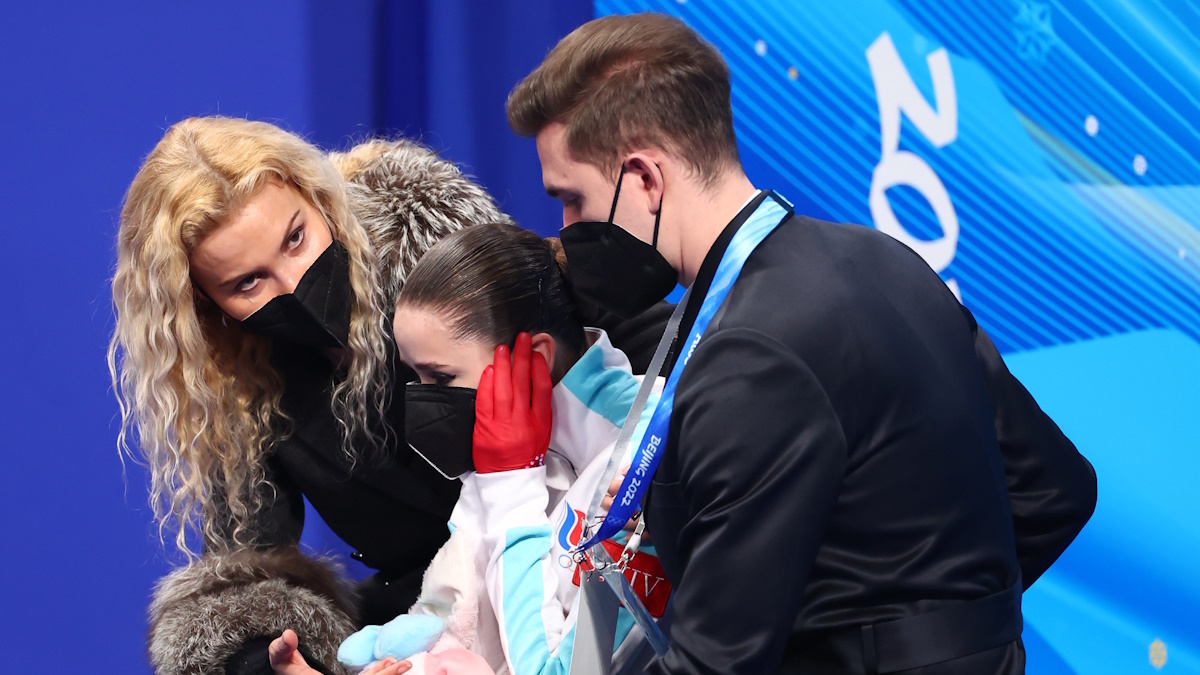    Этери Тутберидзе с Камилой Валиевой на Олимпиаде после того самого проката. Фото: GLOBAL LOOK PRESS