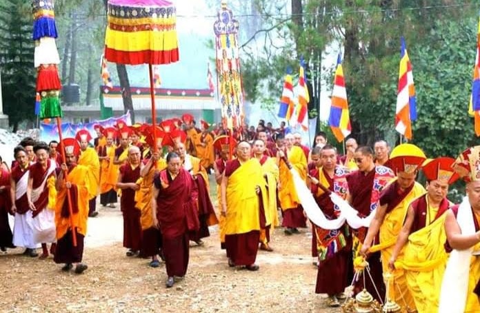 Пуджа в монастыре. Наши Ринпоче, тогдены и монахи.