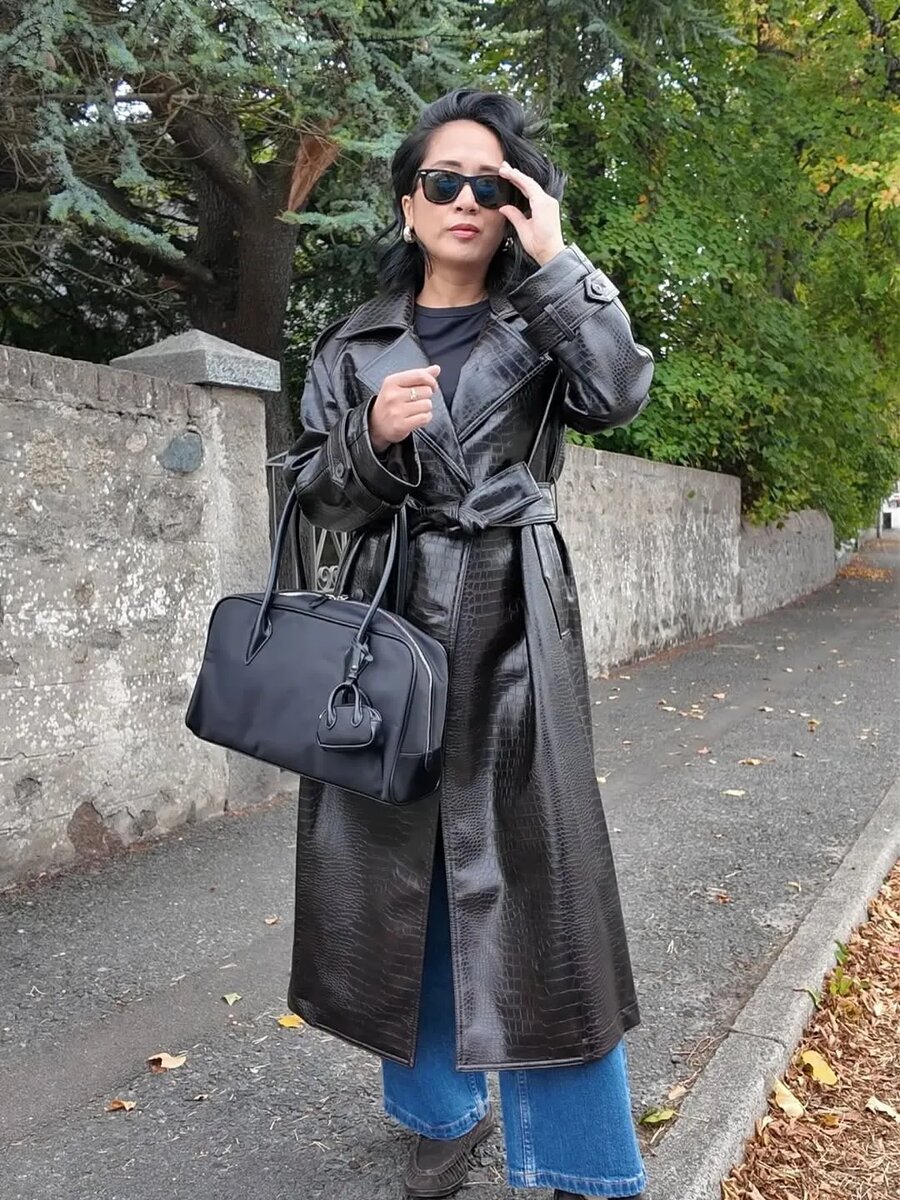 Сэм в вирусном тренче M&S с крокодиловым принтом. (Изображение предоставлено: @marksandspencer_sam)