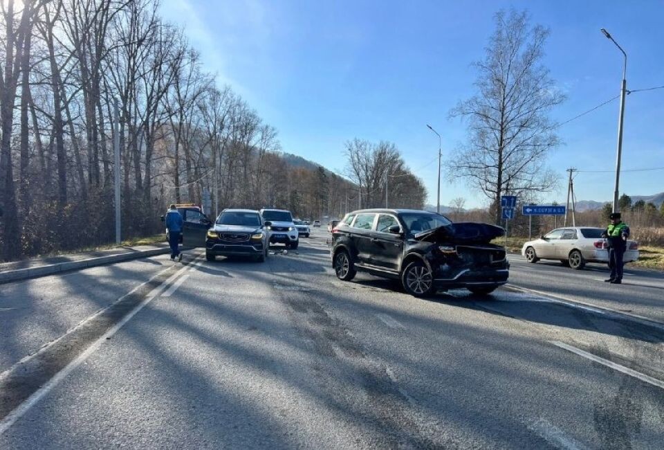    ДТП с двумя Geely Atlas у села Соузга. Источник: МВД по Республике Алтай